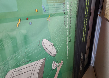 Przewrócony pojemnik na elektroodpady zbita szyba