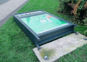 Przewrócony pojemnik na elektroodpady